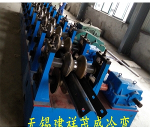 兩波護(hù)欄板成型設(shè)備