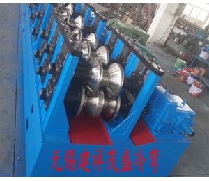兩波護(hù)欄板成型設(shè)備