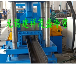 高速公路護(hù)欄成型機(jī)